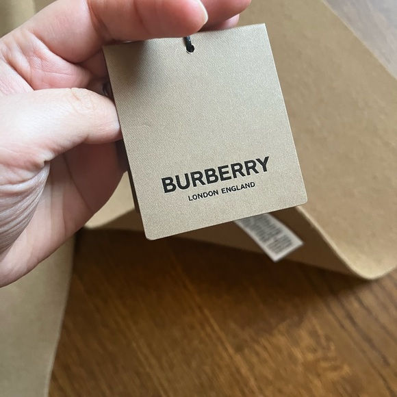 NWT Burberry scarf - Picture 4 of 7